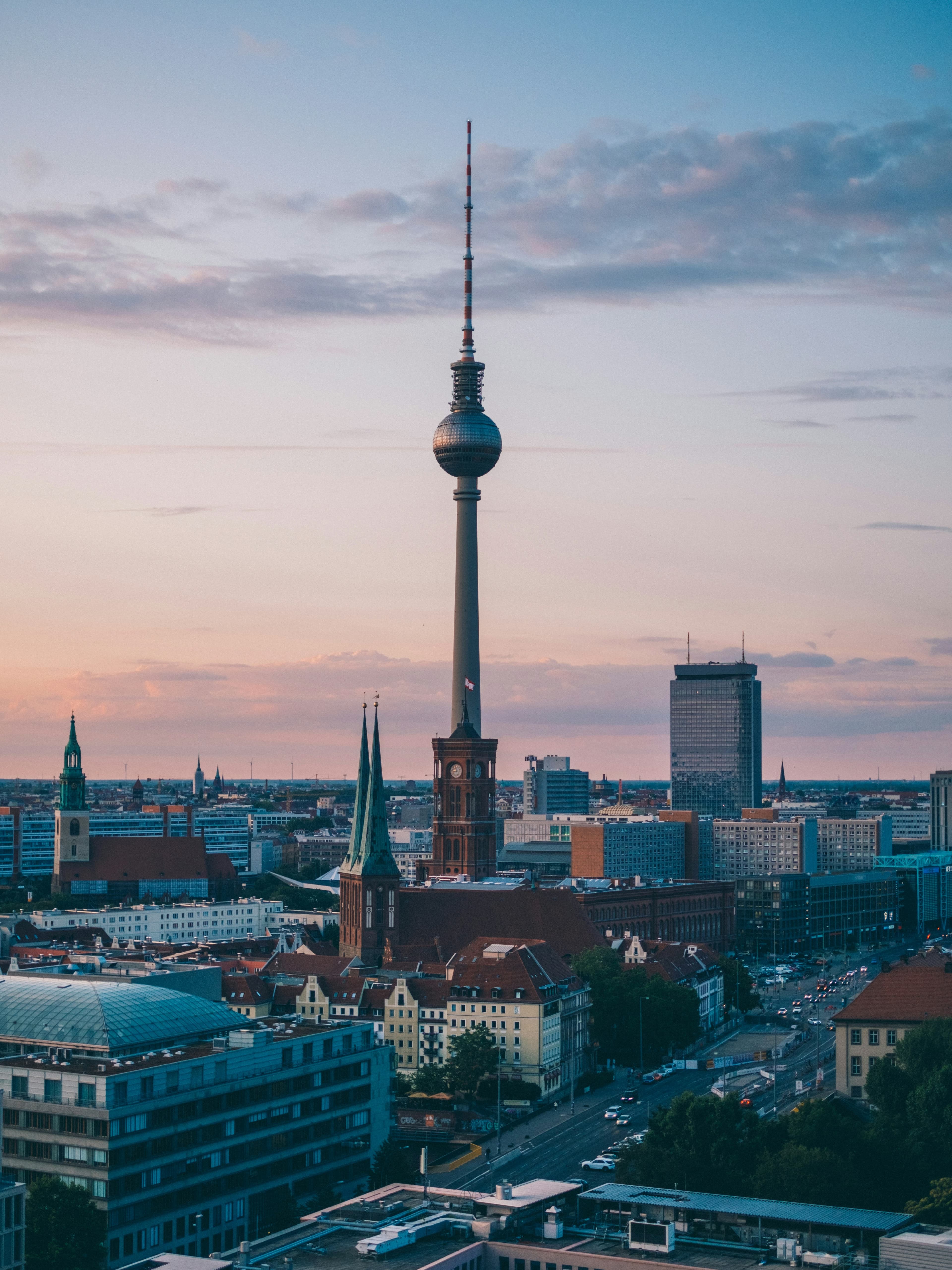 Skyline di Berlino al tramonto con la Fernsehturm